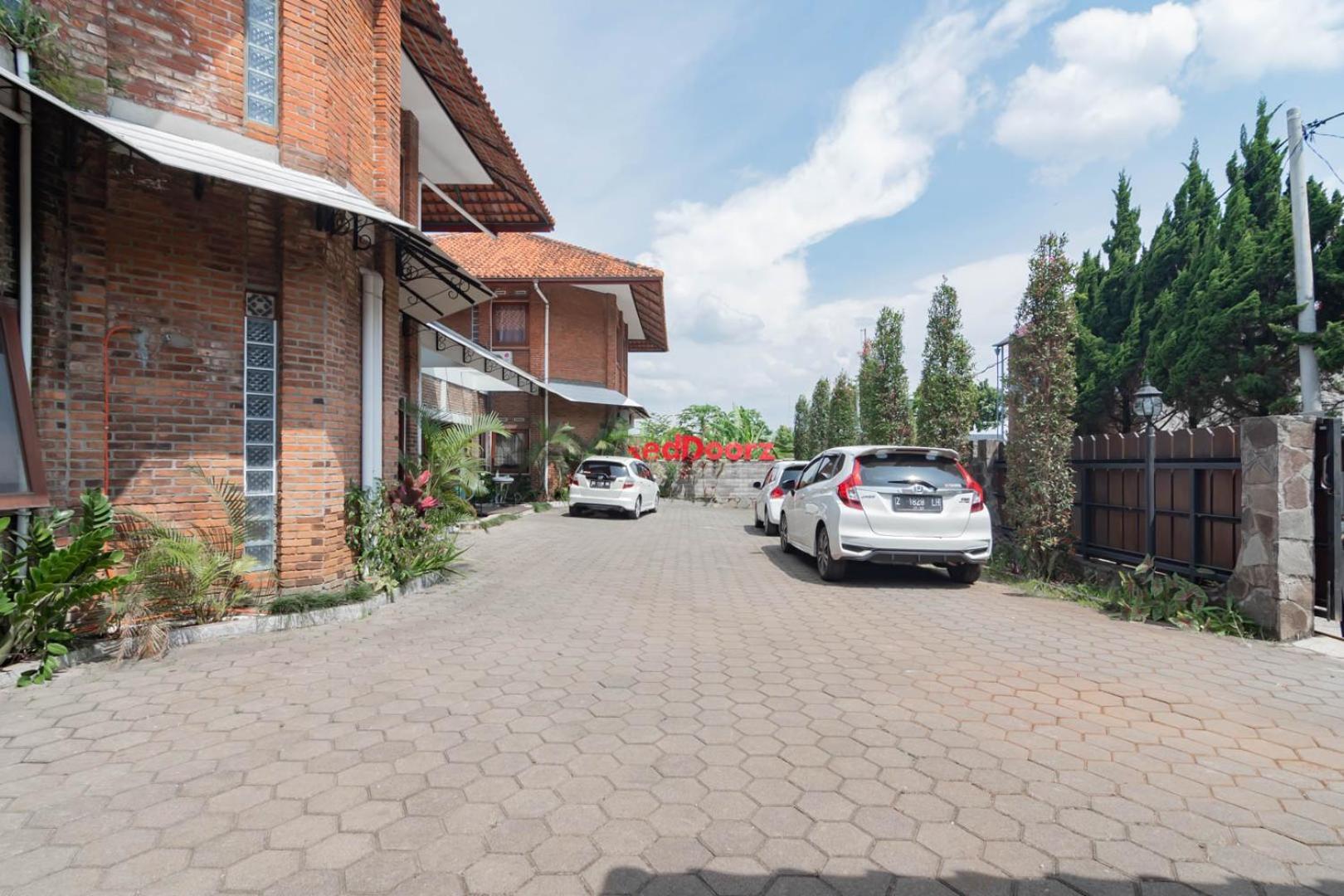 Reddoorz Plus Near Dago Pakar Бандунг Экстерьер фото