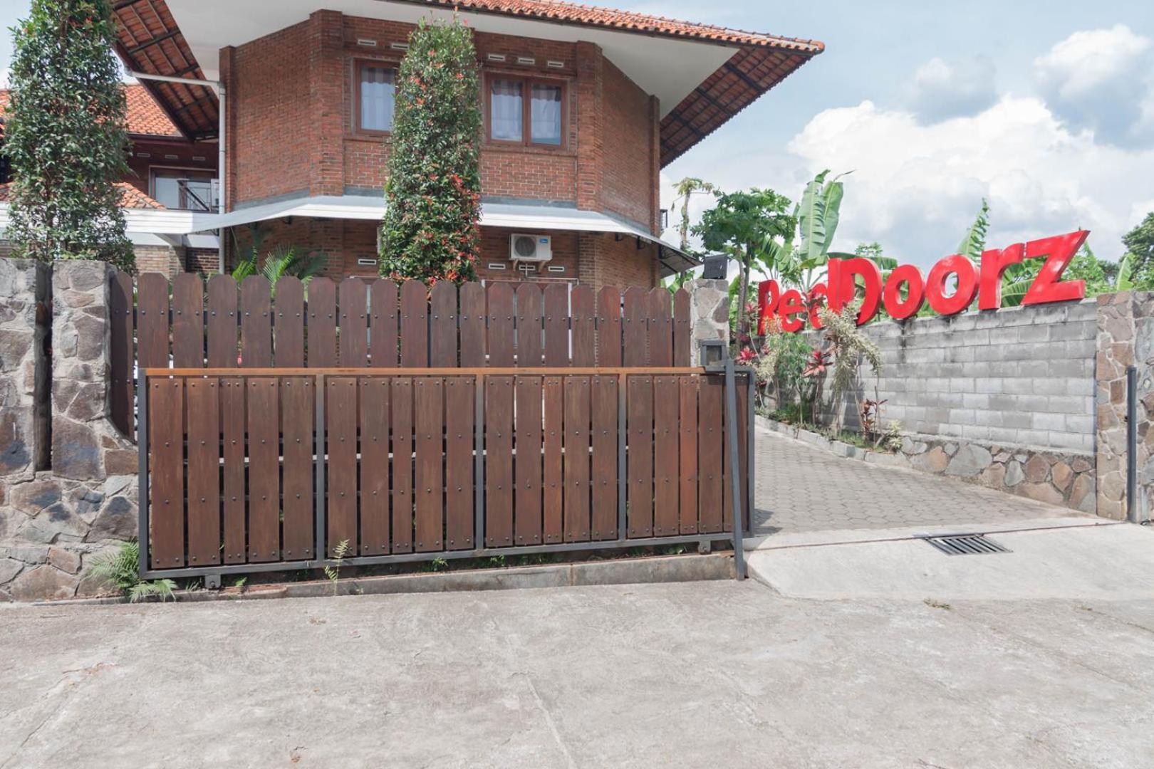 Reddoorz Plus Near Dago Pakar Бандунг Экстерьер фото